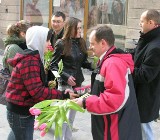 Dzień Kobiet. Tulipany dla brzeżanek od działaczy SLD