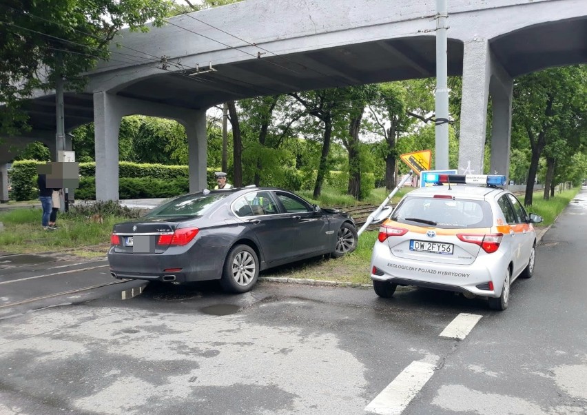 Wypadek BMW i tramwaju przy Hali Ludowej (ZDJĘCIA)