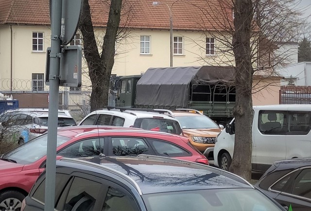 Mieszkańcy Pileckiego w Oświęcimiu obawiają się, że problemy z parkowaniem na ich ulicy jeszcze będą bardziej uciążliwe