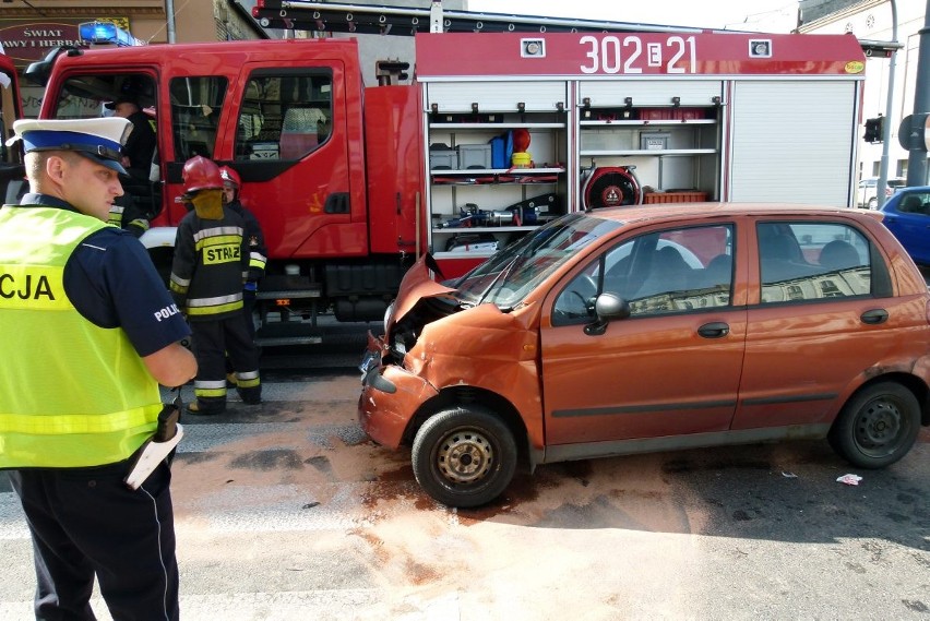 Wypadek na Zachodniej przy Próchnika. Samochód przewrócony na bok [ZDJĘCIA+FILM]