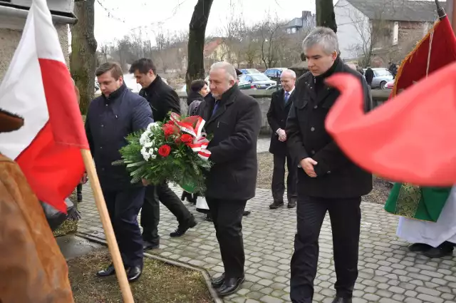 Kwiaty przed tablica pamiątkową w Szczeglicach składa delegacja władz z powiatu staszowskiego.