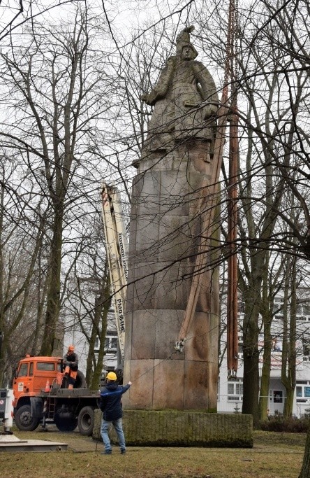 Rozpoczął się demontaż Pomnika Wdzięczności w Inowrocławiu....