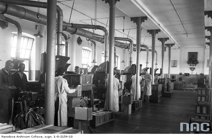 Zdjęcie z 1926 roku. Państwowa Fabryka Cygar i Wyrobów...