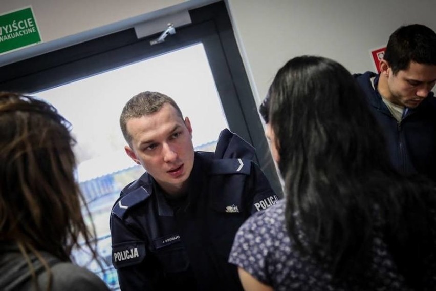 Kraków. Jadą ratować życie, a dostają w twarz. Policja uczy ratowników, jak skutecznie bronić się przed agresywnymi pacjentami [ZDJĘCIA]