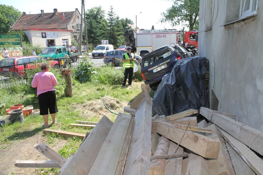 Wypadek w Kiełczowie. Pod Wrocławiem kierowca wjechał w dom i uciekł (ZDJĘCIA)