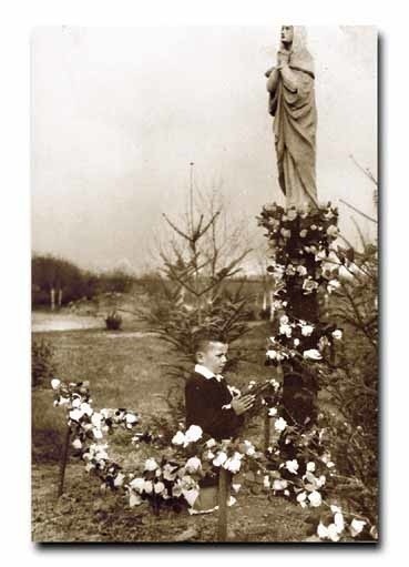 Kazimierz Wójcik przed nieistniejącą figurką Matki Bożej...