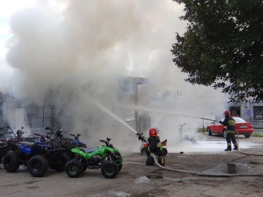 Pożar w sklepie motoryzacyjnym w Łęczycy. Spalony samochód, motocykle i quady [ZDJĘCIA+FILM]