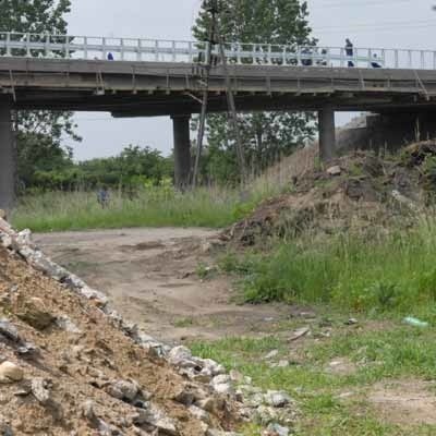 Przy ul. Piaskowej na razie jest zadrzewiony plac. Wkrótce zacznie się tu budowa jednego z trzech bloków socjalnych.