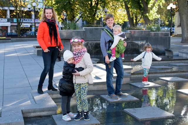 Dorota Zaniewska i jej córki: 4-letnia Lola i 7-letnia Gaja (z lewej) oraz Eliza Krasowska z roczną Oliwką i 4-letnią Mają zapraszają na tegoroczne Dni Bliskości