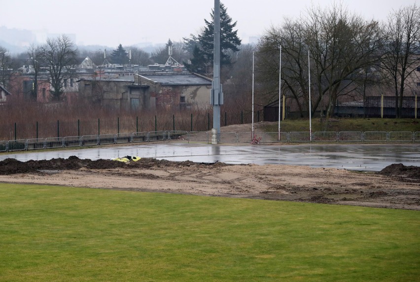 Mocno opóźniona modernizacja Stadionu Wiesława Maniaka [ZDJĘCIA]