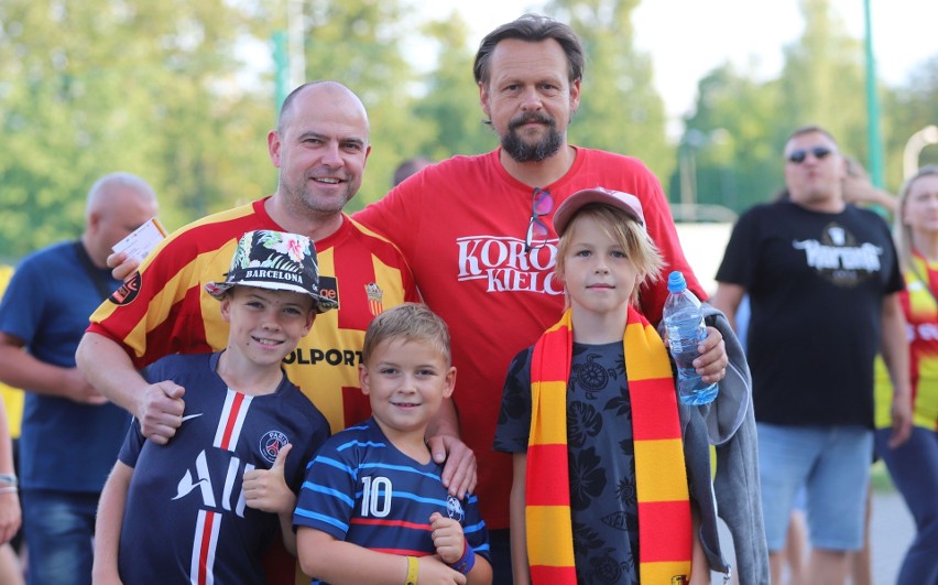 Ponad 12 tysięcy kibiców na meczu Korony Kielce z Wartą Poznań. Zobaczcie ciekawe zdjęcia fanów Żółto-Czerwonych na Suzuki Arenie