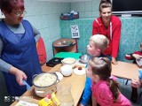 Dzieci i młodzież pod opieką pań z Koła Gospodyń Wiejskich Nowosielczanki przygotowały pyszności! Były desery, pierogi i proziaki