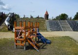 Nowe wyposażenie na dużym placu zabaw w Malborku. Dostawiono zabawki dla maluchów i huśtawki dla osób z niepełnosprawnościami