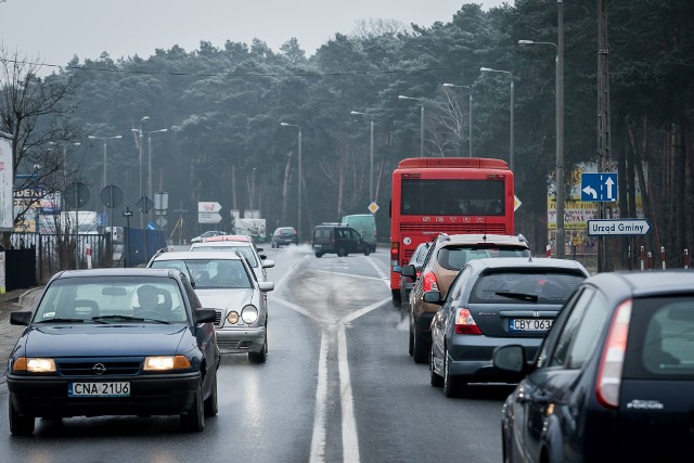 Ruch przez środek gminy staje się uciążliwy, a problem budowy jest palący. Co do tego nie ma wątpliwości - te pojawiają się, gdy mowa o jej konkretnych lokalizacjach.