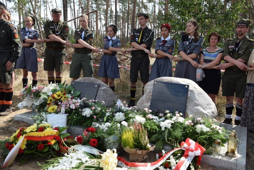 Tablice pamięci harcerek, które zginęły w Suszku w 11.08.2017 roku. Tereny po nawałnicy odwiedzili harcerze, którzy byli tu tragicznej nocy