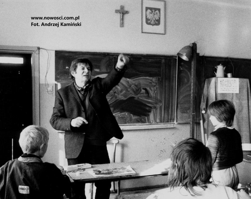 Michał Kokot prowadzi lekcję w szkole w Osieku nad Wisłą....