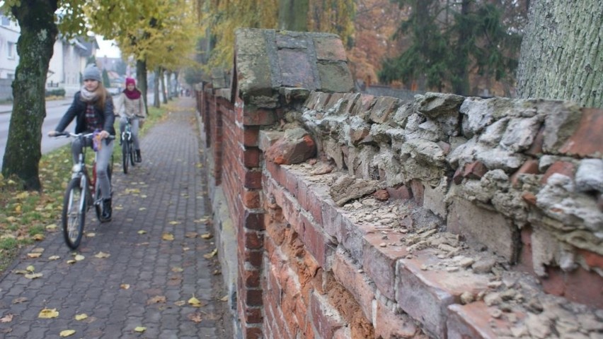 Proboszcz z Czerska zabiega o odrestaurowanie cmentarnego muru. 
