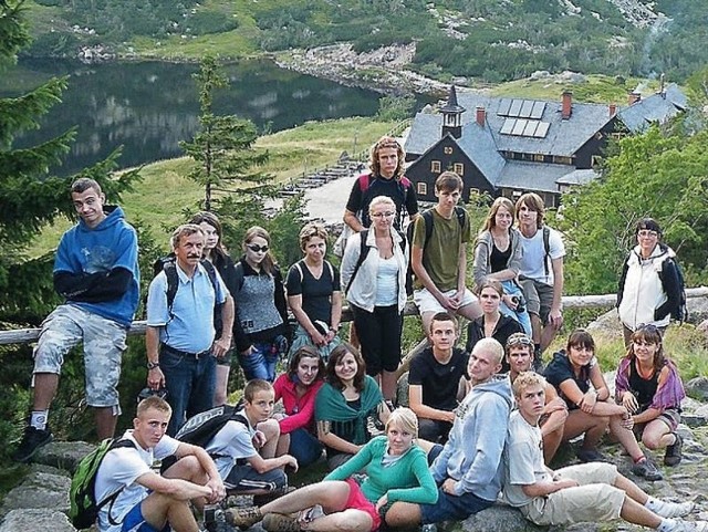 Członkowie międzyszkolnego koła turystycznego  PTTK Zawrat w Grudziądzu na szlaku w górach