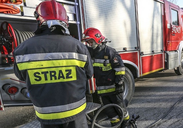 Na miejsce zdarzenia przybyło sześć jednostek straży pożarnej. Ze stacji zostało ewakuowanych siedem osób.