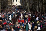 Misterium Męki Pańskiej w Kalwarii Zebrzydowskiej. W Wielki Piątek tłumy pielgrzymów wzięły udział w Drodze Krzyżowej. Zobacz zdjęcia