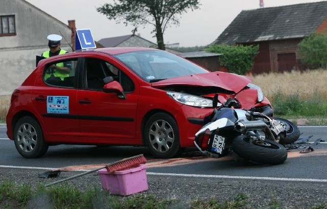 Motocykl sunąc po jezdni uderzył w jadącego z przeciwka peugeota.