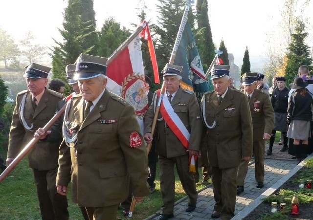 68 rocznica bitwy pod Chotowem rozpoczęła się na cmentarzu w Olesznie, gdzie złożono wieńce na grobach partyzantów oraz pod pomnikiem poległych żołnierzy Armii Krajowej.