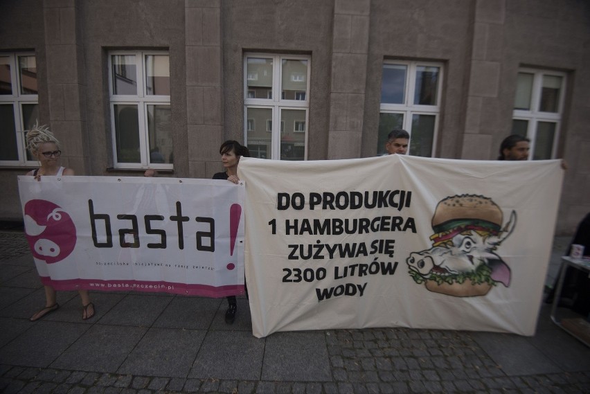 Manifestacje pod Łukiem Cezara zorganizowała Basta -...