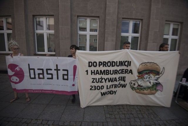 Manifestacje pod Łukiem Cezara zorganizowała Basta - Szczecińska inicjatywa na rzecz zwierząt. Promowano sposób życia bez jedzenia mięsa.--------***Aktywiści opakowali się jak "ludzkie mięso". Protest wegetarian w Sofii, wideo: RUPTLY/x-news