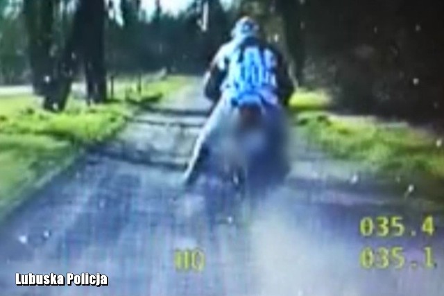 Motocyklista dokonywał pełnej ekwilibrystyki na drodze nie luzując manetki gazu.