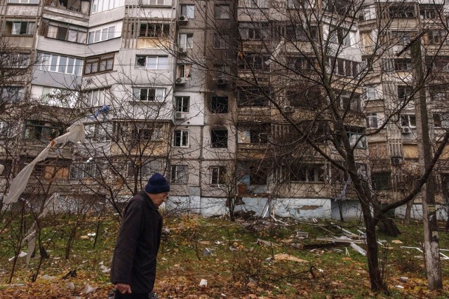 Zniszczony budynek mieszkalny po jednym z rosyjskich ataków w Chersoniu na południu Ukrainy