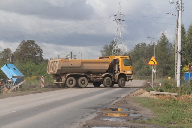 Wywrotki z A1 od września brudziły nawierzchnię ul. Rokicińskiej