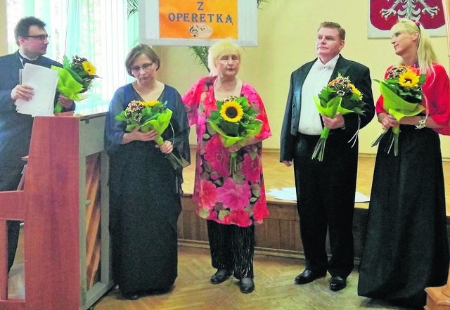 To był już kolejny koncert w Odrzywole z muzyką poważną, a artyści zostali obdarowani kwiatami od wiernych słuchaczy.