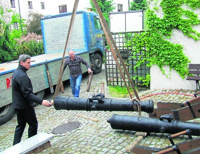 W niedzielę podczas pikniku historycznego po raz pierwszy zagrzmią strzały z replik historycznych XVI - wiecznych armat, które mają być ozdobą i atrakcją turystyczną skweru Unii Wileńskiej w Radomiu.