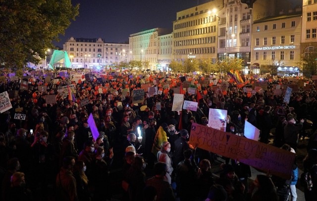 Na niedzielnym proteście przeciwników zaostrzenia prawa aborcyjnego pojawiło się według różnych szacunków nawet 15 tys. osób. Eksperci są przerażeni - to doprowadzi do jeszcze większej emisji koronawirusa.