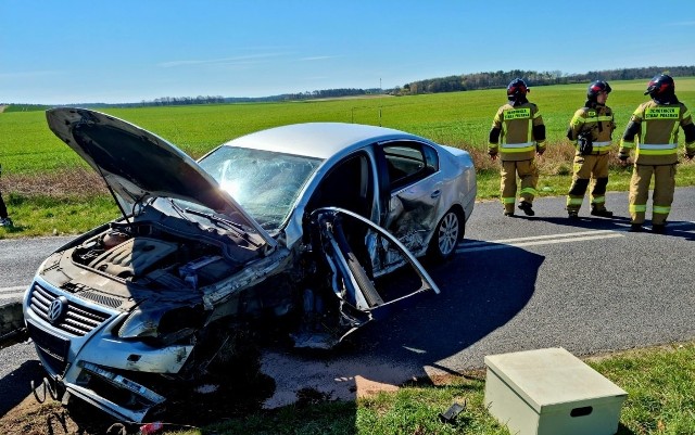 W świąteczny podziałek po godz. 11.30 doszło do poważnego zdarzenia drogowego z udziałem samochodu osobowego i busa na trasie między Lubniewicami a Osieckiem.Siła uderzenia była naprawdę duża, co widać na zdjęciach. Jeden z samochodów wypadł z drogi, drugi ma rozbity bok. Wokół roztrzaskanych samochodów leżały ich części: lusterka i koła.Na miejsce zdarzenia wezwano kilka zastępów strażaków: dwa zastępy JRG PSP Sulęcin, jeden zastęp JRG PSP Międzyrzecz i jeden zastęp OSP Lubniewice. Na miejscu pojawiła się też policja oraz pogotowie ratunkowe.Jak poinformował nas st. kpt. Rafał Sobczak, rzecznik PSP w Sulęcinie, busem podróżowało pięć osób, a samochodem osobowym jedna osoba. Po przebadaniu przez medyków okazało się, że żaden z uczestników wypadku nie odniósł poważnych obrażeń. Droga jest już przejezdna.