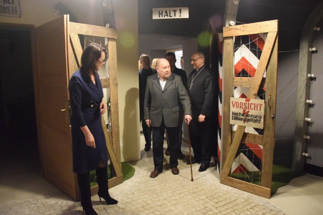 Multimedialna Izba Oświęcimska, upamiętniająca działalność w czasie II wojny światowej podobozu KL Auschwitz w Goleszowskiej Fabryce Cementu, została dzisiaj 27 lutego uroczyście otwarta w Gminnym Ośrodku Kultury w Goleszowie