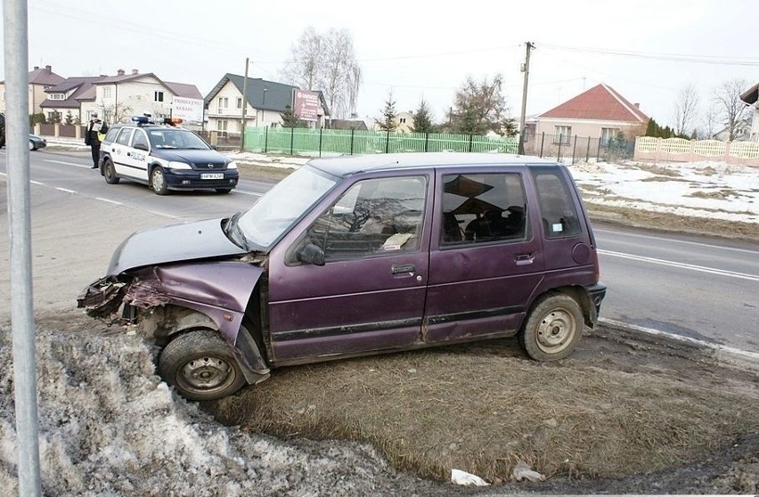 Kierowca tico zderzył się z golfem. Zobacz, jak wyglądają samochody (zdjęcia)