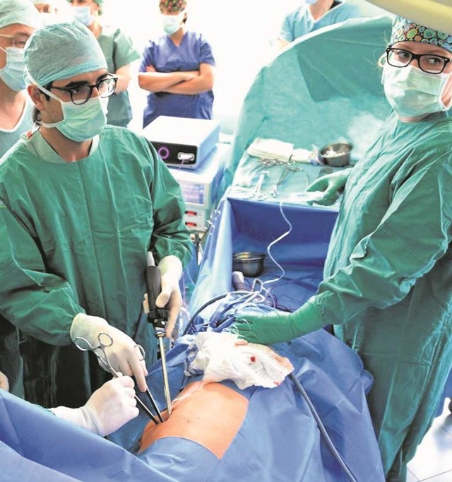 Hiszpan Diego Gonzales-Rivas (z lewej) podczas operacji pokazywał, jak przez mały otwór można usunąć raka