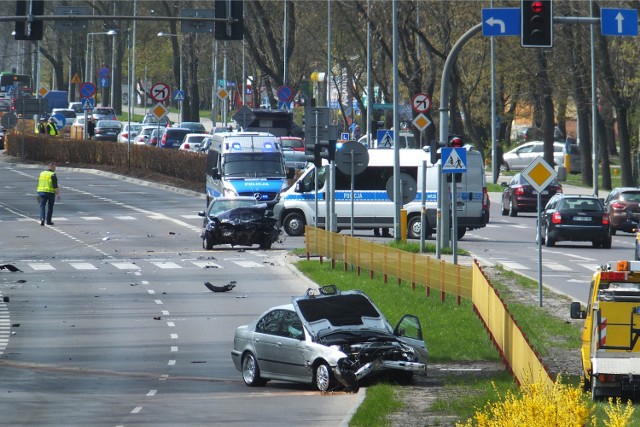 Miał padaczkę, a lekarz zabronił mu prowadzenia samochodu. Mimo to Jakub K. wsiadł za kierownicę BMW. Był do tego pod wpływem narkotyków. Pędził przez miasto, i na skrzyżowaniu zaczął taranować auta.Bądź na bieżąco. Współczesna.pl to aktualne informacje z woj. podlaskiego i części woj. warmińsko-mazurskiego. POLUB NAS na Facebooku:Gazeta Współczesna