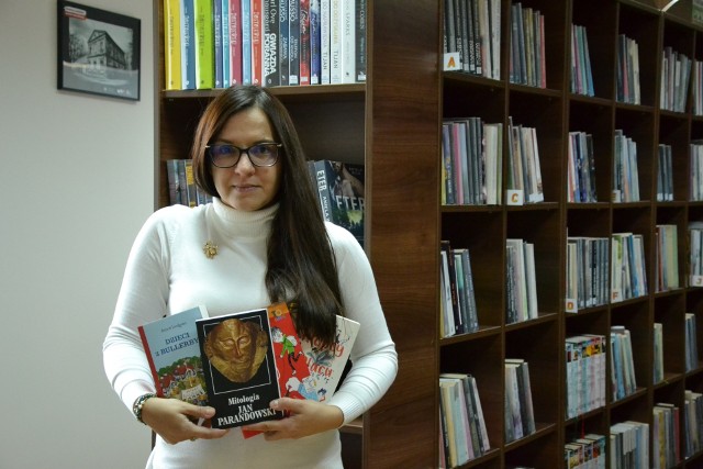 Ewa Rozen-Bieńkowska, dyrektorka Biblioteki Publicznej Gminy Lipno, z nowiutkimi wydaniami lektur szkolnych