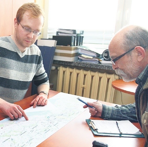 Mateusz Grzeszczuk (z lewej) pokazuje przebieg drogi S6. Obok red. Marek Rudnicki.