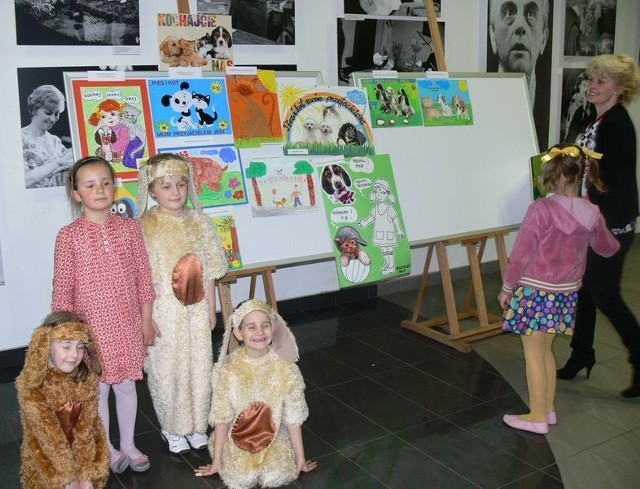 W ramach festiwalu, w holu Tarnobrzeskiego Domu Kultury prezentowano wystawę prac pt. "Kochajcie nas&#8221;. Jej dodatkiem były przebrane w zwierzęta maluchy.