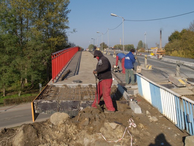 Wiadukt w Białogardzie, wjazd od strony południowej. Jeszcze w rozsypce, ale drogowcy zapewniają, że 15 listopada nastąpi uroczyste otwarcie.