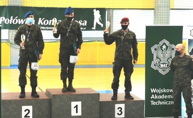 St. sierż. Artur Pelo na najwyższym stopniu podium. Na drugim miejscu szer. Norbert Jefimczyk.