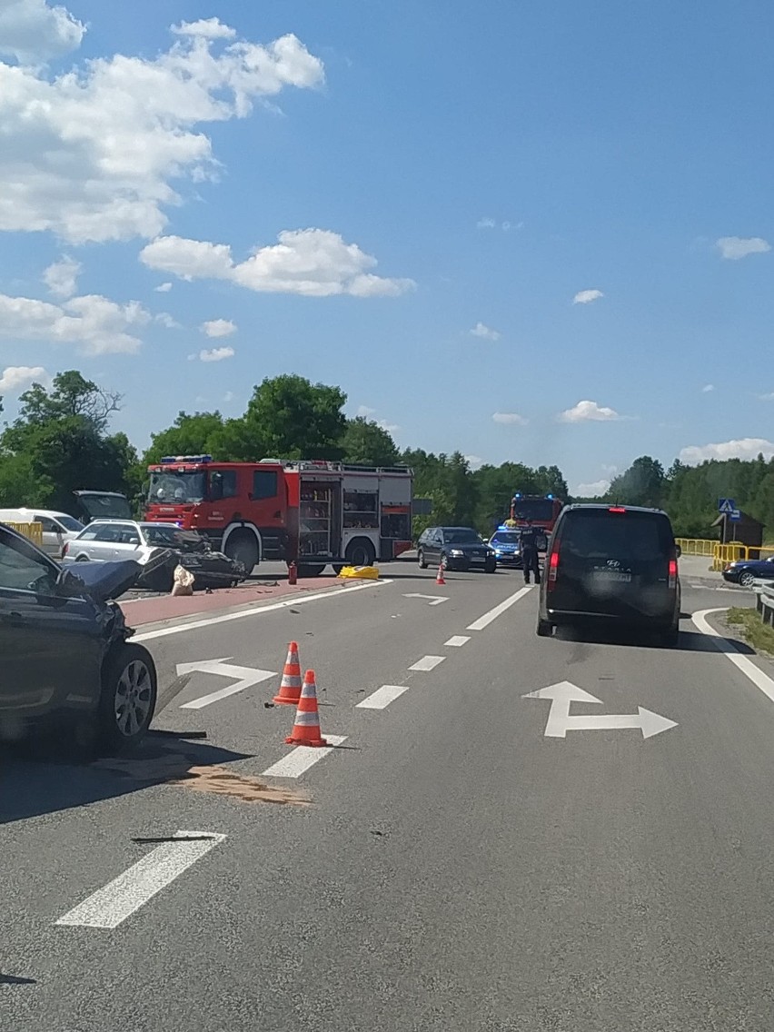 Wypadek na obwodnicy Daleszyc. Jedna osoba w szpitalu