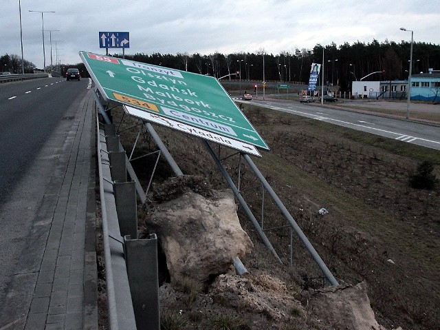 Wiatr przewrócił m.in. tablicę przy "średnicówce".