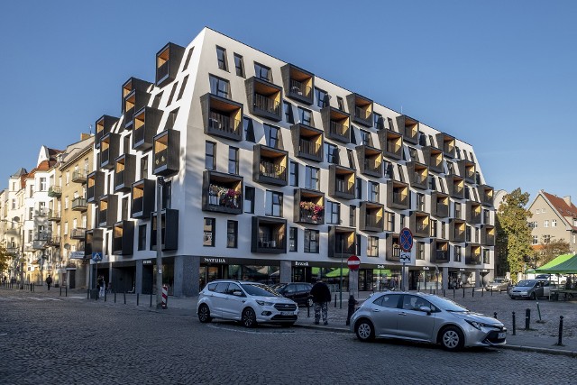 Najpiękniejsze obiekty architektoniczne zrealizowane w 2021 roku w Poznaniu zachwycają mieszkańców miasta. Niedługo zostanie wyłoniony zwycięzca. Przedstawiamy finałowe projekty, które najbardziej zachwyciły jury.Zobacz kolejny budynek --->