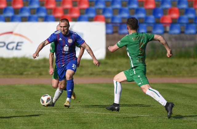 Viktor Kolesnyk (przy piłce) przeprowadził akcję, po której padł trzeci gol dla Polonii.