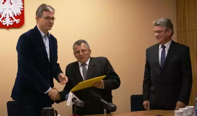 Podpisanie umowy na blisko 27 milionów złotych. Od lewej: Adam Jarubas, marszałek województwa świętokrzyskiego Edmund Kaczmarek, starosta jędrzejowski oraz Janusz Grabek, wicestarosta.