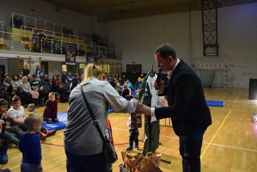 WOŚP 2019 w Skale. Wśród fantów strój pilota, lalki Afrykanki i pieczone pstrągi [ZDJĘCIA]